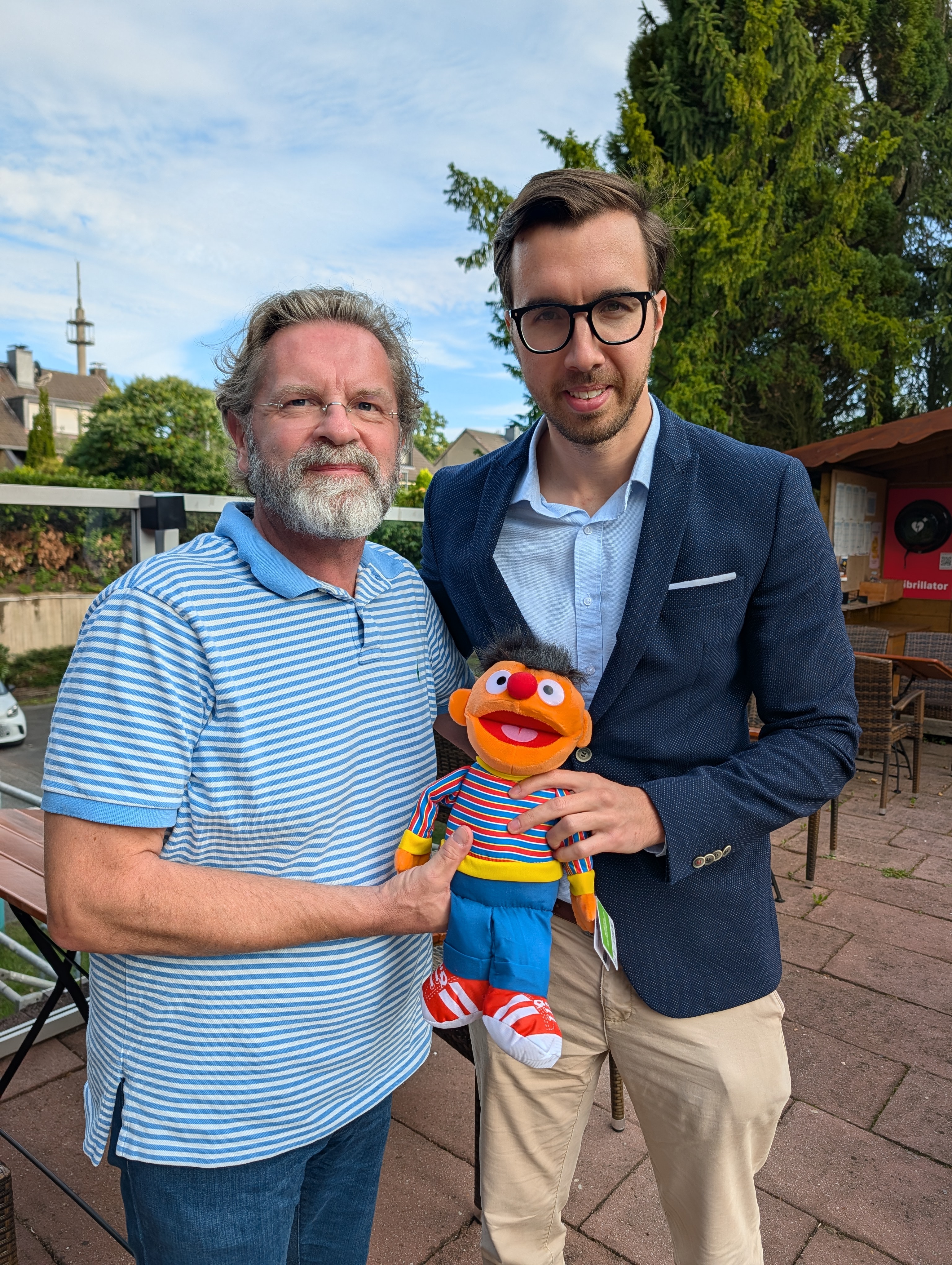 Frank Eichler (links im Bild) überreicht Alexander Steffen den Liberalen Pfiffikus 2026.